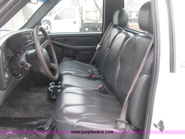 image for item E3081 2002 Chevrolet Silverado 2500 pickup truck