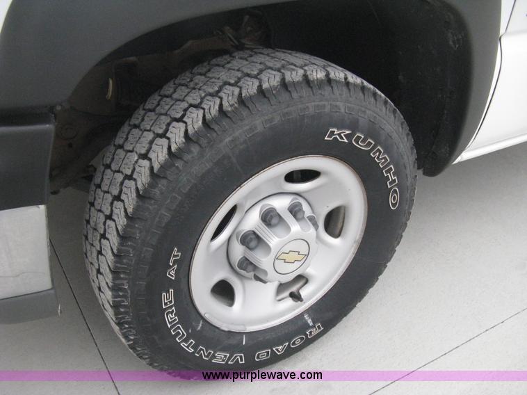 image for item E3081 2002 Chevrolet Silverado 2500 pickup truck