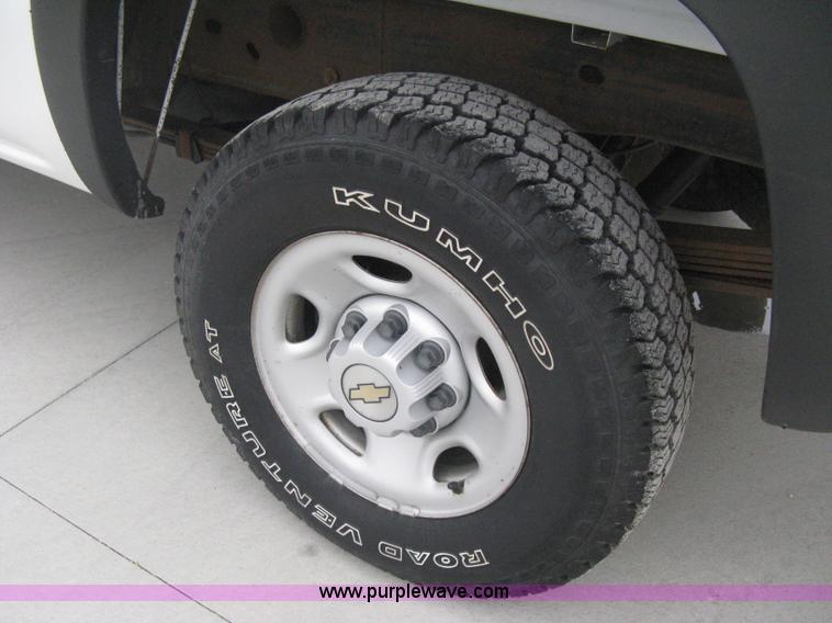 image for item E3081 2002 Chevrolet Silverado 2500 pickup truck