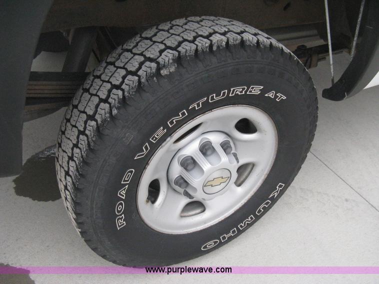 image for item E3081 2002 Chevrolet Silverado 2500 pickup truck