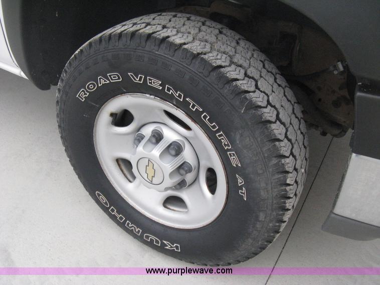image for item E3081 2002 Chevrolet Silverado 2500 pickup truck