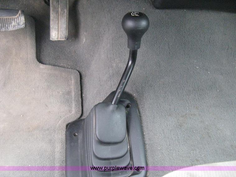 image for item E3082 2004 Ford F250 XLT Super Duty flatbed truck