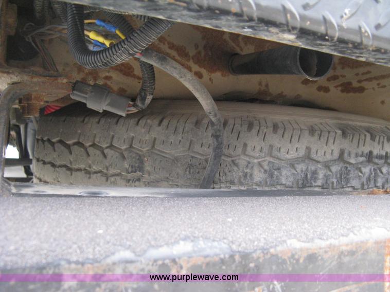 image for item E3082 2004 Ford F250 XLT Super Duty flatbed truck