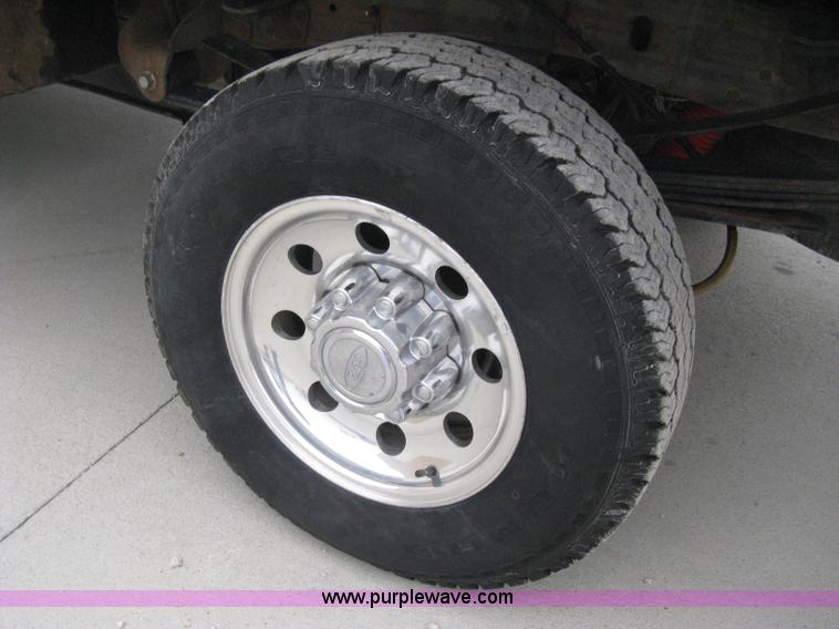 image for item E3082 2004 Ford F250 XLT Super Duty flatbed truck