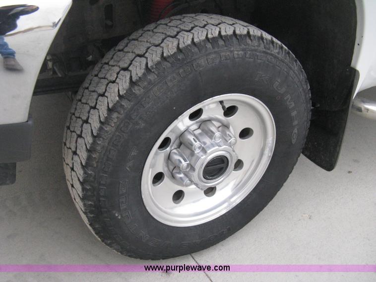 image for item E3082 2004 Ford F250 XLT Super Duty flatbed truck