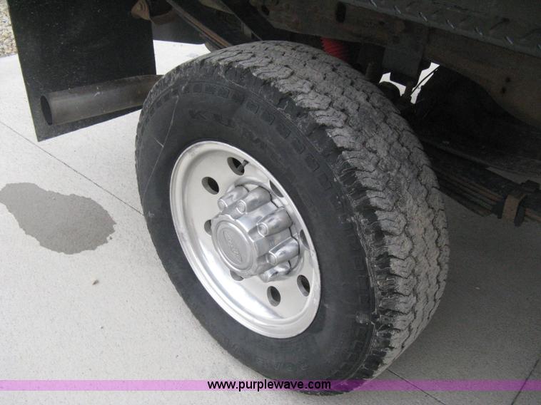 image for item E3082 2004 Ford F250 XLT Super Duty flatbed truck