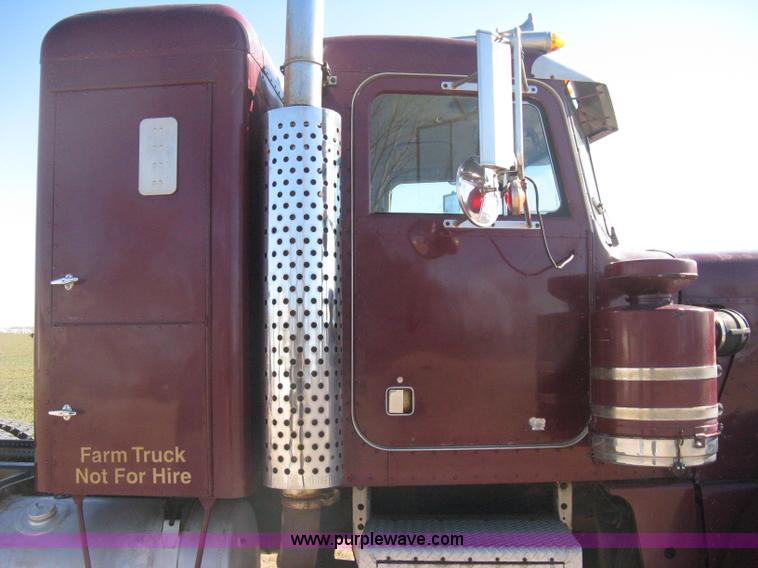 image for item E3084 1973 Peterbilt 359 ST semi truck