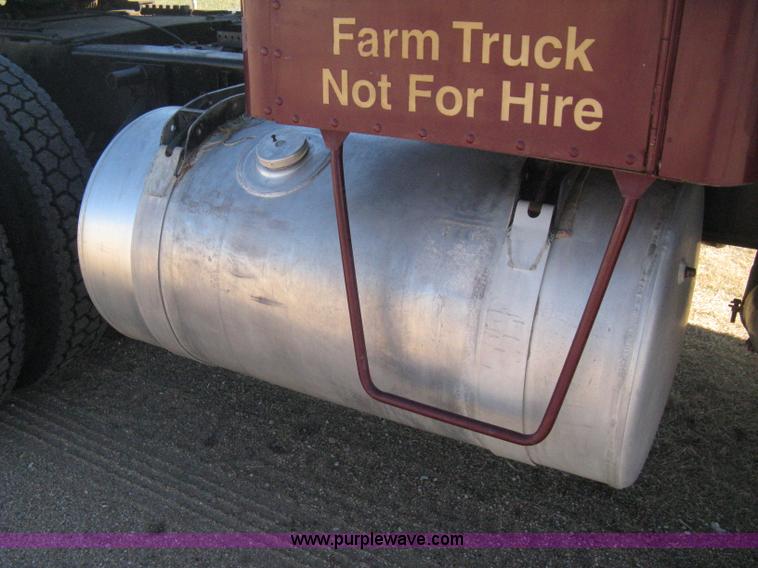 image for item E3084 1973 Peterbilt 359 ST semi truck