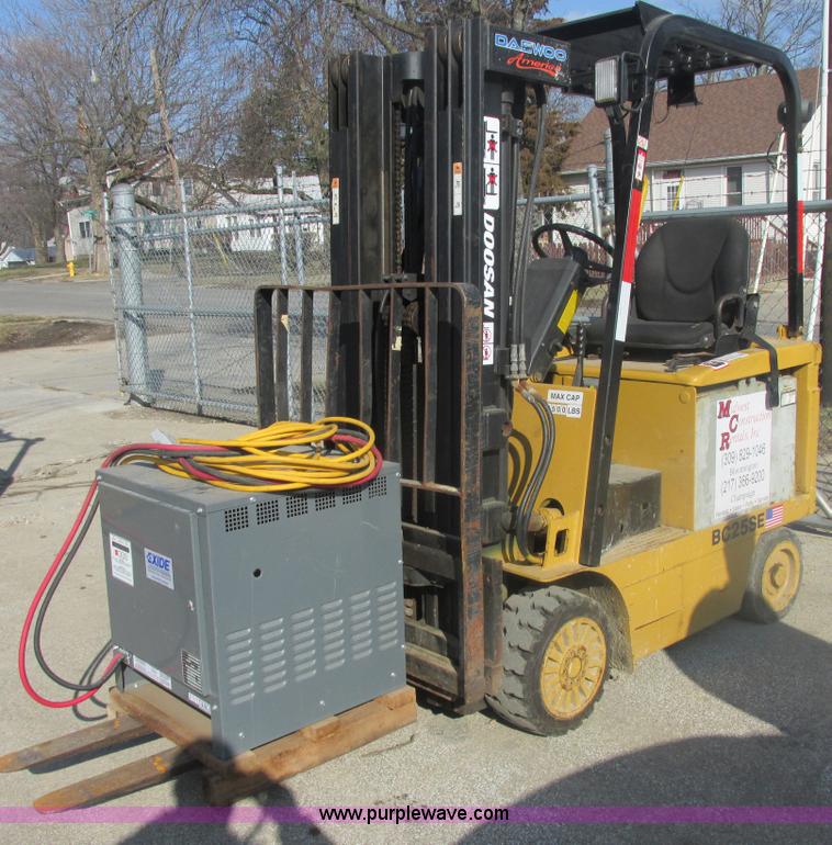image for item E7094 Daewoo electric forklift