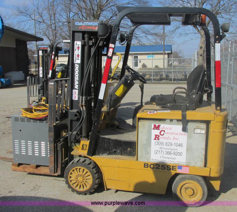 image for item E7094 Daewoo electric forklift