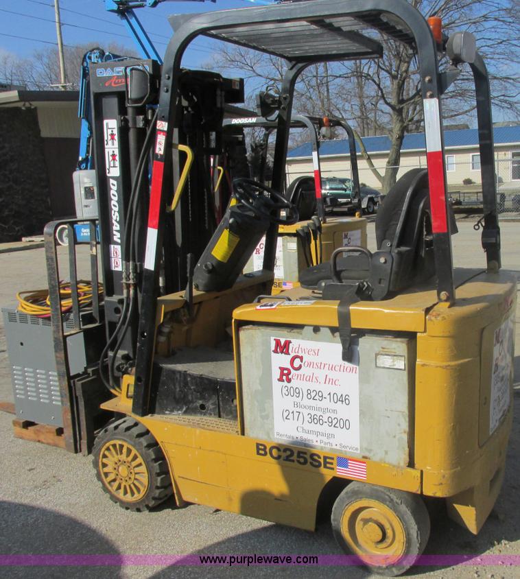 image for item E7094 Daewoo electric forklift