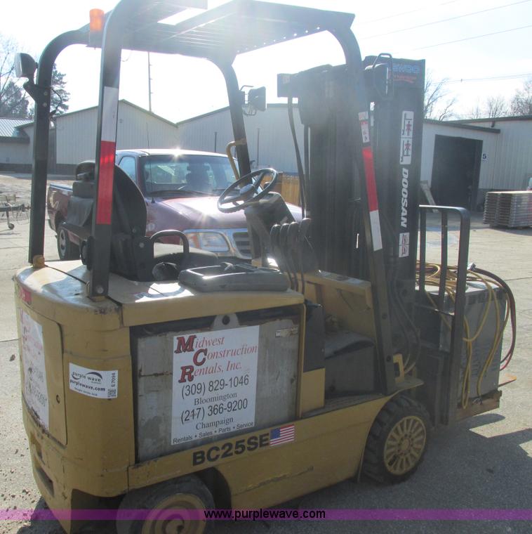 image for item E7094 Daewoo electric forklift