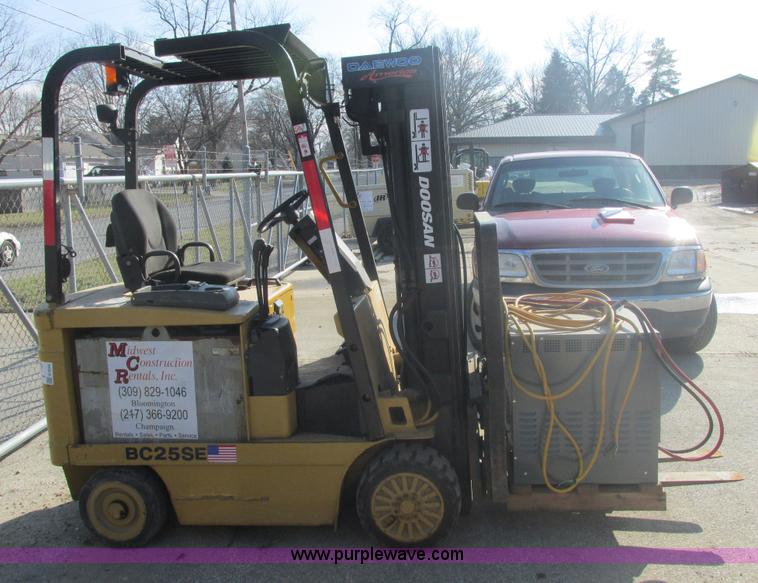 image for item E7094 Daewoo electric forklift