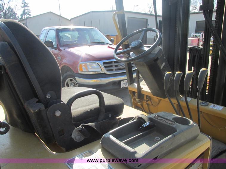 image for item E7094 Daewoo electric forklift