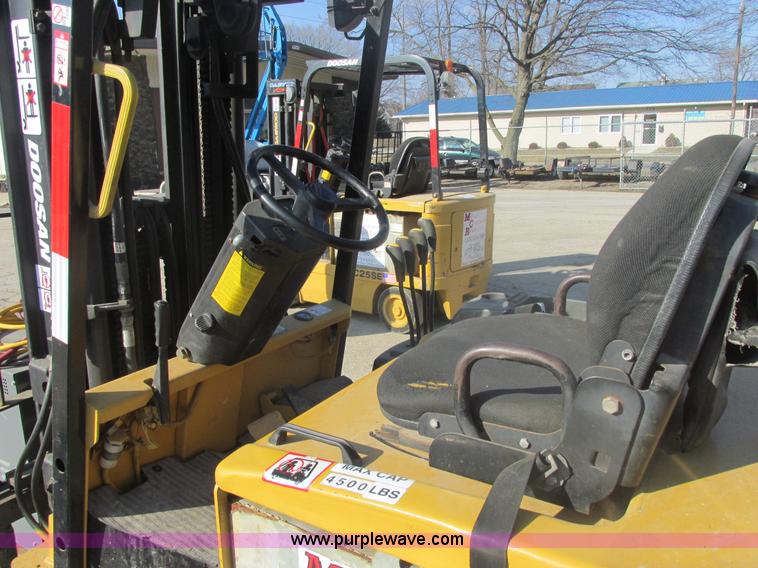 image for item E7094 Daewoo electric forklift