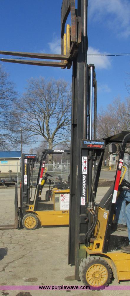 image for item E7094 Daewoo electric forklift