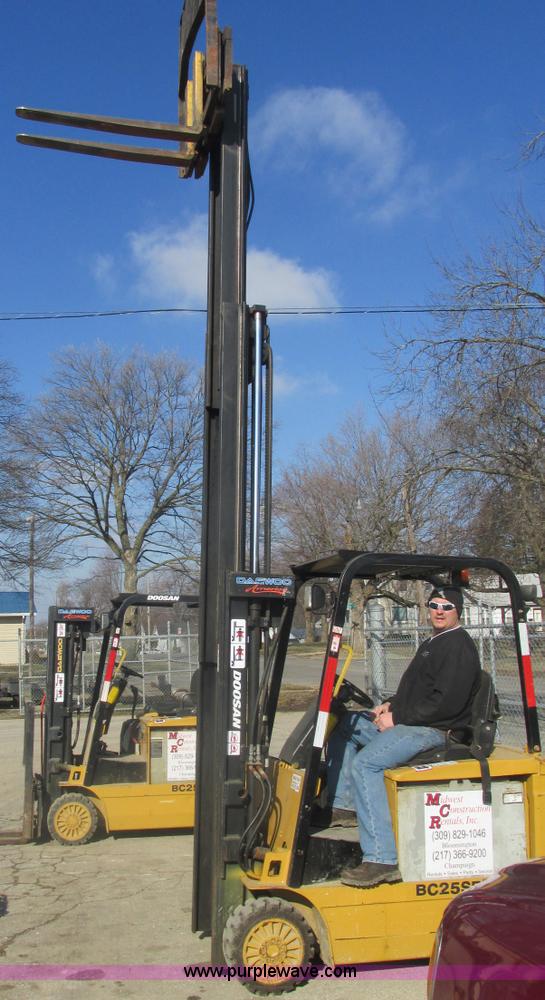 image for item E7094 Daewoo electric forklift