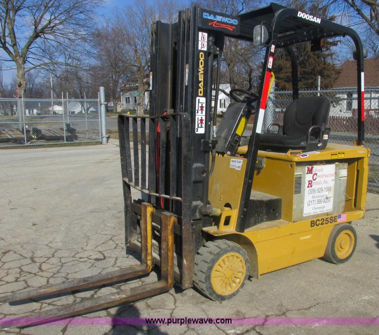 image for item E7095 Daewoo electric forklift