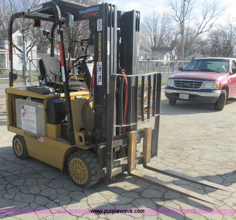 image for item E7095 Daewoo electric forklift
