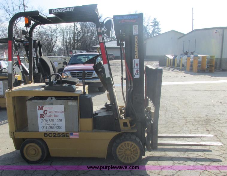 image for item E7095 Daewoo electric forklift