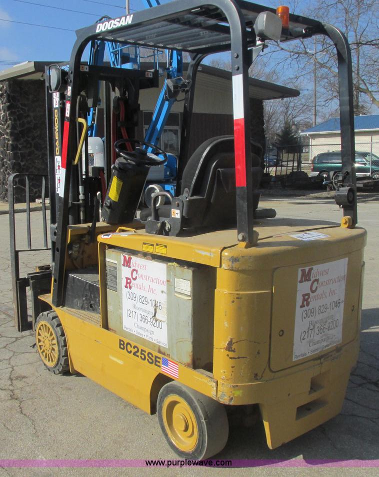image for item E7095 Daewoo electric forklift