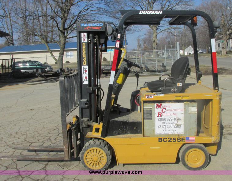 image for item E7095 Daewoo electric forklift