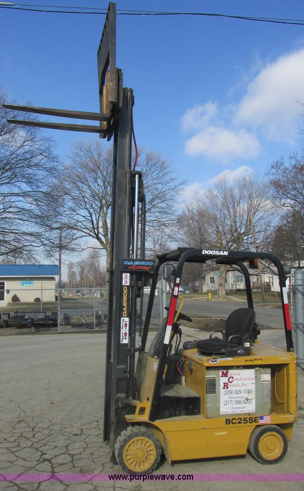 image for item E7095 Daewoo electric forklift