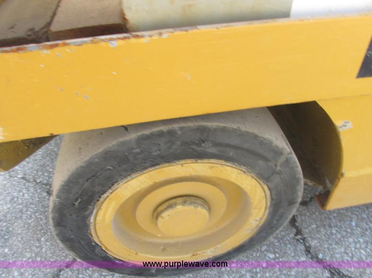 image for item E7095 Daewoo electric forklift