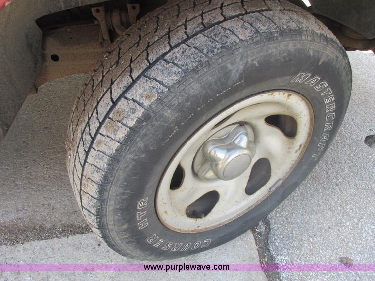 image for item E7096 2002 Ford F150 XL SuperCab pickup truck