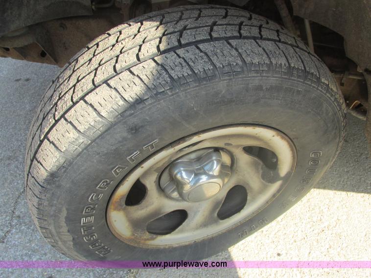 image for item E7096 2002 Ford F150 XL SuperCab pickup truck