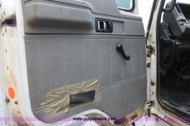 image for item E8223 1996 Chevrolet box truck