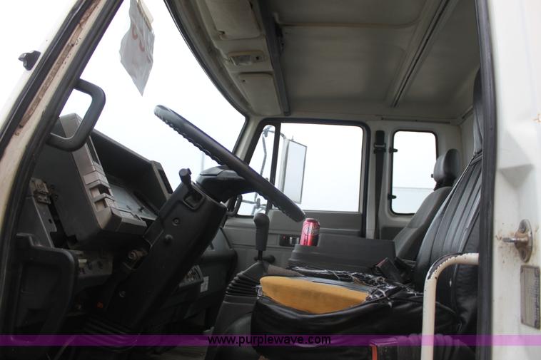 image for item E8223 1996 Chevrolet box truck