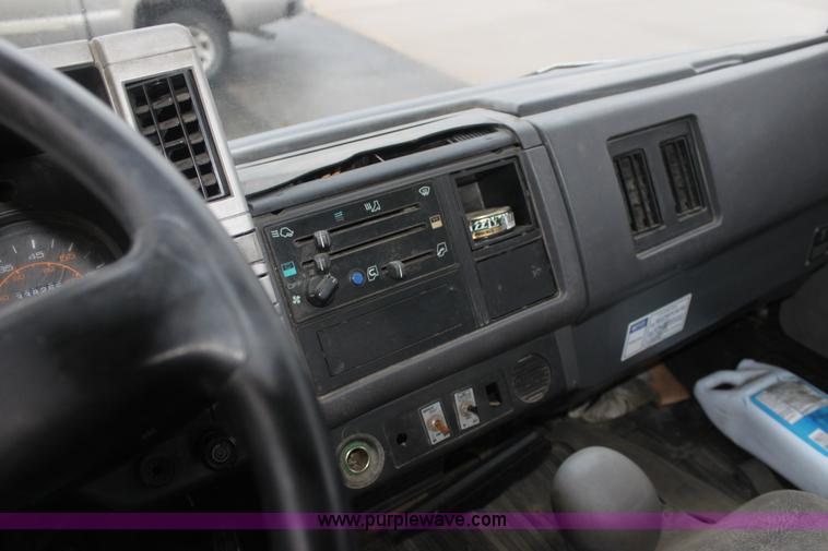 image for item E8223 1996 Chevrolet box truck