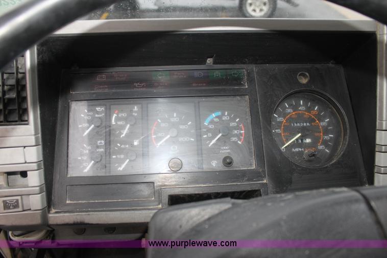 image for item E8223 1996 Chevrolet box truck