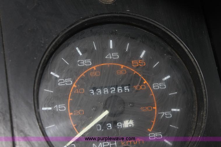 image for item E8223 1996 Chevrolet box truck