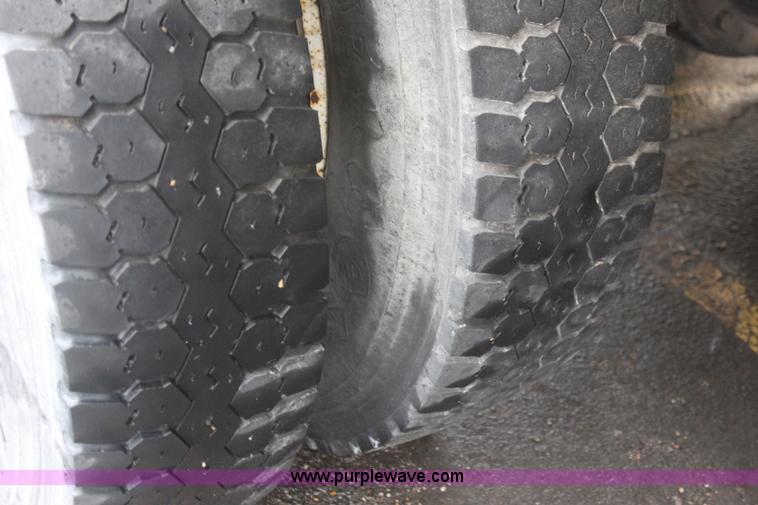 image for item E8223 1996 Chevrolet box truck