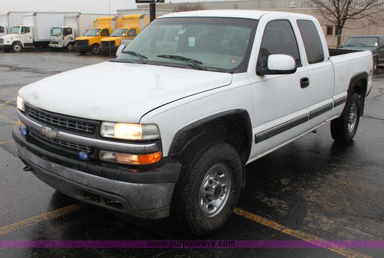 image for item E8347 2000 Chevrolet 2500 Extended Cab pickup truck