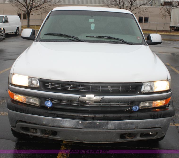 image for item E8347 2000 Chevrolet 2500 Extended Cab pickup truck