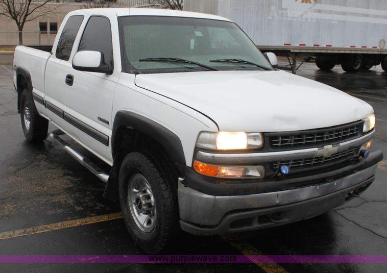 image for item E8347 2000 Chevrolet 2500 Extended Cab pickup truck
