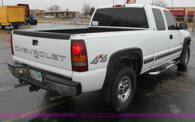 image for item E8347 2000 Chevrolet 2500 Extended Cab pickup truck