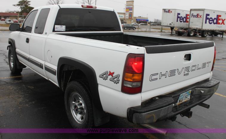 image for item E8347 2000 Chevrolet 2500 Extended Cab pickup truck