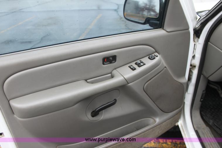 image for item E8347 2000 Chevrolet 2500 Extended Cab pickup truck