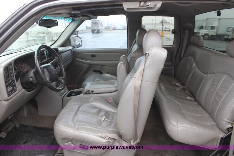 image for item E8347 2000 Chevrolet 2500 Extended Cab pickup truck