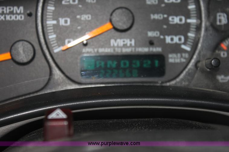 image for item E8347 2000 Chevrolet 2500 Extended Cab pickup truck