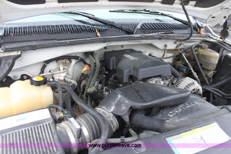 image for item E8347 2000 Chevrolet 2500 Extended Cab pickup truck