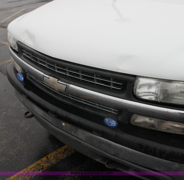 image for item E8347 2000 Chevrolet 2500 Extended Cab pickup truck