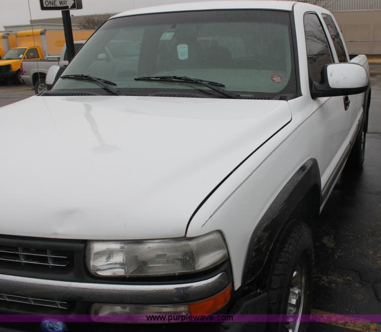 image for item E8347 2000 Chevrolet 2500 Extended Cab pickup truck