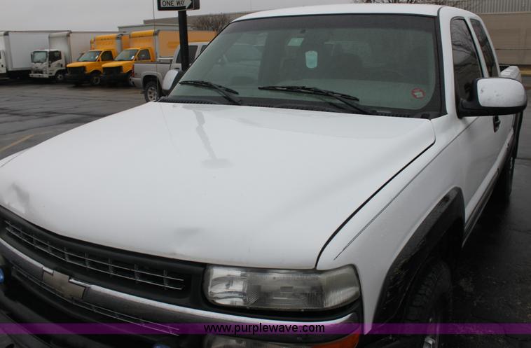 image for item E8347 2000 Chevrolet 2500 Extended Cab pickup truck