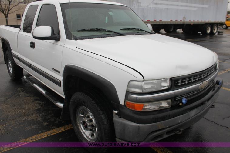 image for item E8347 2000 Chevrolet 2500 Extended Cab pickup truck