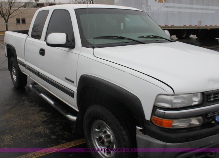 image for item E8347 2000 Chevrolet 2500 Extended Cab pickup truck